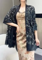 2025年香奈儿秋冬提前上新，美女都爱此款 超级有腔调！！！ 谁懂这种秋冬调性的美啊？！！！这款小香披肩也是我疯狂喜欢的一款，一试完就爱惨！！！300支戒指绒简