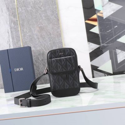 这款 Dior Hit The Road 信使包是本季新品，将现代风格与 Dior 的高订精神融为一体。采用迪奥灰 Cd Diamond 图案帆布和光滑牛皮革精