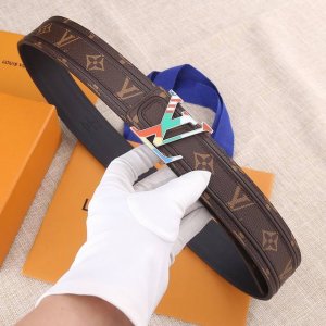 特P200 专柜同步 此款Initiales双面腰带由Damier帆布与黑色小牛皮裁制而成，配色清新，令人眼前一亮。做工精细的漆绘Initiales搭扣，镶有银