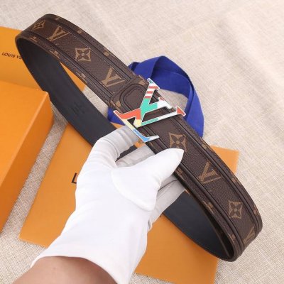 特P200 专柜同步 此款Initiales双面腰带由Damier帆布与黑色小牛皮裁制而成，配色清新，令人眼前一亮。做工精细的漆绘Initiales搭扣，镶有银