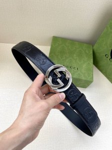 宽度4.0Cm Gucci将古驰过去和现在设计理念联系起来，综合以新的方式出现，并带有当代流行元素。Gucci的字母组合在这条腰带上的黑色皮革上以浮雕细节的形式