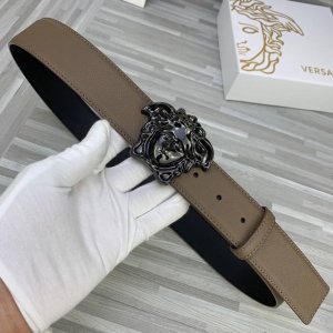 宽度4.0Cm。Versace 范思哲 此款腰带饰有标志性的Versace美杜莎头像带扣，彰显品牌格调。是一款精美的衣橱必备单品。