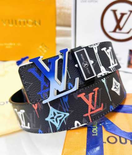 皮带：Lv..路易..顶级原单复刻. 腰带：百分百头层牛皮，保证真皮。双层渐变色磨砂烤漆设计，24K纯钢扣材质，永不掉色涂鸦彩绘图案艺术双面可用专柜同等质量，