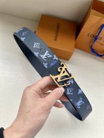 特 Lv新款出货，原版品质，带身4.0Cm宽。采用特色印花图案面料，荔枝纹头层牛皮底制作。搭配精品Lv钢挂扣。商务休闲精品搭配新款。