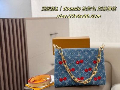 顶级版 双盒包装 Lv Coussin 抱抱包 刺绣樱桃 一年一度的丹宁牛仔Ta回来了，但不一样的是与村上隆携手推出樱桃印花系列。 经典丹宁材质自带复古滤镜，点