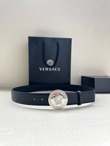 宽度4.0Cm 范思哲 此款腰带饰有标志性的versace美杜莎头像扣，彰显品牌格调。是一款精美的衣橱必备单品。
