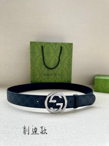 宽度3.8 Cm Gg Supreme帆布是品牌的一款代表性面料，其灵感源自30年代的典藏设计。互扣式双g以钯金色调配件亮眼呈现，致敬品牌悠久传承。 Gg Su