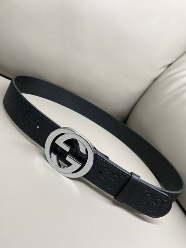 特 Gucci Biondie 系列 4.0进口牛皮热压技术 这款腰带以黑色皮革匠心打造 缀饰几何造型扣互扣双G款