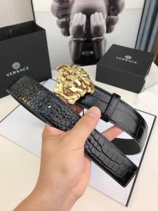 此款皮革腰带饰有标志性的Versace美杜莎头像搭扣，彰显品牌格调。是一款精美的衣橱必备单品。4.0Cm宽，