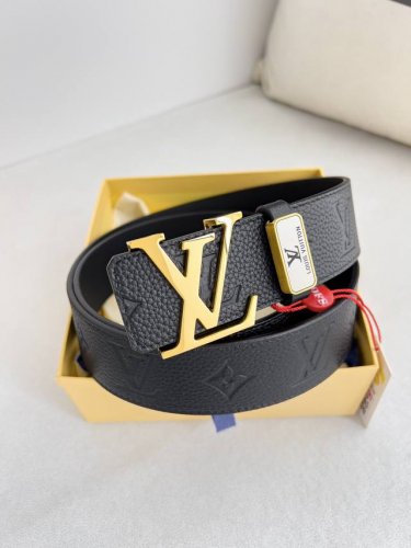 品名： Lv..路易..威登腰带皮带原单 型号：挂扣，经典纯钢材质面字母挂扣，头层牛皮，图片实物拍摄材料：头层牛皮，挂扣系列，纯钢材质扣头，钯镀电镀工艺永不掉色