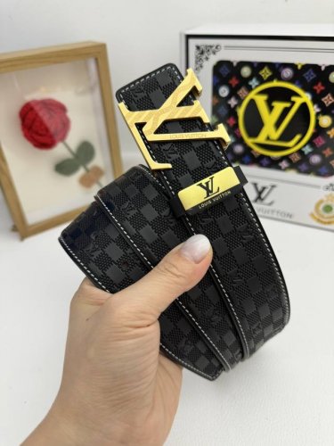 品名：Lv..路易..威登原单 材质：原单牛皮腰带 百分百头层牛皮腰带保证真皮，24K纯钢扣，专柜原单品质、做工精细，时尚大牌，送人自用首选 包装： 请认准如图