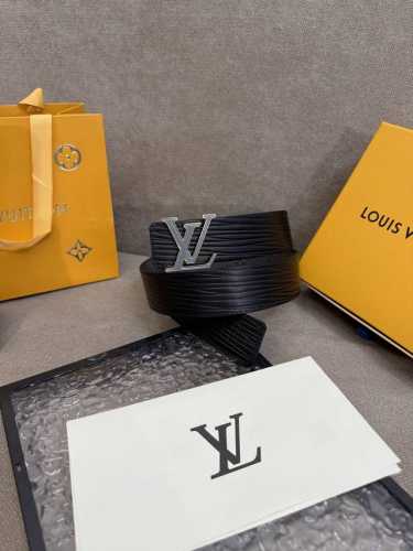 Lv Initiales 宽度4.0Cm 双面腰带拥有Xl Epi皮革的较大粒面纹理，以移印工艺描绘路易威登标识，翻转即现Monogram压纹图案，搭配抛光Lv