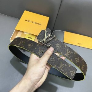 寬度：40Mm Lv Pyrmide Truck L Oeii雙面腰帶 進口面料襯托原廠小牛皮底 飾有高級紅邊緣視覺效果 搭扣與皮帶相呼應締造獨特造型 雙面用