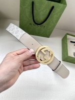 特 宽度4.0 Cm Gg Marmont系列每一季都会推陈出新，为灵感源于70年代的标志性原版Gg6.0Cm钢扣配件注入现代精髓。这款头层牛皮腰带 给你带来更