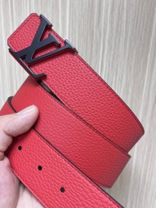 4.0宽双面双色荔枝纹进口牛皮，搭配精品扣头，做工精细，大方。实物实拍，官网同步，细节看图。