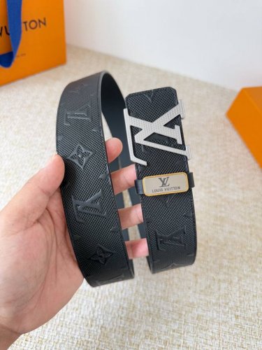 品名： Lv..路易..威登腰带皮带原单 型号：挂扣，经典纯钢材质挂扣，头层牛皮，图片实物拍摄 材料：头层牛皮，挂扣系列，纯钢材质扣头，钯镀电镀工艺永不掉色。原