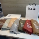 上新！Loewe 罗意威新款披肩围巾。难得一见的温柔配色，低调又不失优雅重点推荐Loewe这款触动内心的柔美围巾，极其简单的颜色搭配抢眼的兔子Logo，点睛之笔