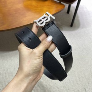 巴宝l。意大利制皮革腰带，采用百搭设计。商务休闲佩戴，饰牌搭扣装饰专属标识图案 3.8Cm宽