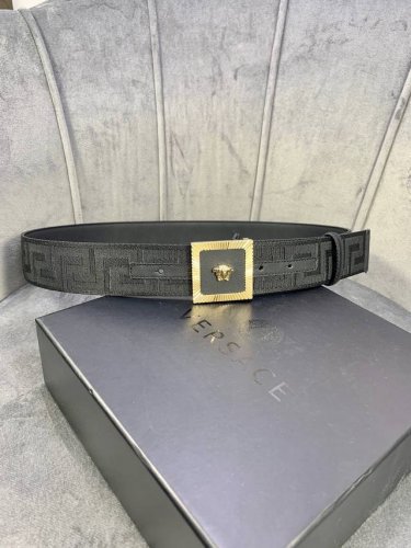 宽度：4.0Cm 范思哲 此款帆布回纹皮底 腰带饰有标志性的versace美杜莎头像扣，彰显品牌格调。是一款精美的衣橱必备单品。