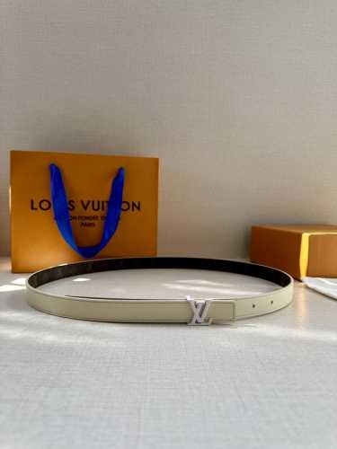 女款 2.0宽 本款 Lv Iconic 双面腰带以纤细剪裁迎接新季，搭配标志性 Iconic 搭扣，无论展现 Monogram Reverse 帆布或素雅牛皮
