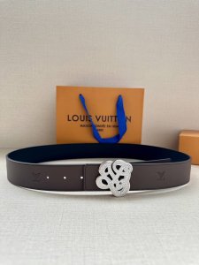 4.0宽Lv Dynasty 双面腰带亮相于 Pharrell Williams 男装初秀，以素雅皮革展现两式风尚，尽显品牌精湛匠艺。崭新 Lv Dynasty