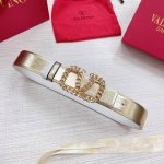 配送专柜全套包装 等级：专柜同步.原版包装.代购级别 材料：Valentino 此款采用进口原版皮搭配纯铜经典V字扣 多色可选 双面用设计 时尚潮流 专柜宽度：