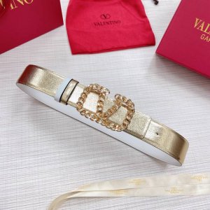 配送专柜全套包装 等级：专柜同步.原版包装.代购级别 材料：Valentino 此款采用进口原版皮搭配纯铜经典V字扣 多色可选 双面用设计 时尚潮流 专柜宽度：