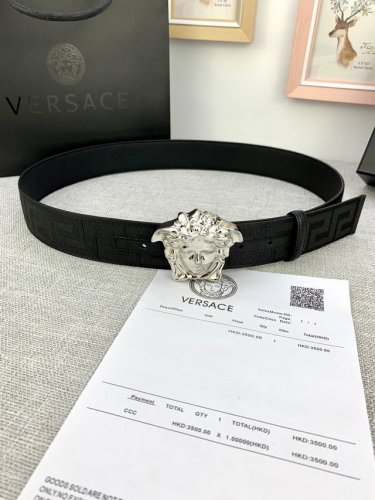 宽度：4.0Cm 范思哲 此款帆布回纹皮底 腰带饰有标志性的Versace美杜莎头像扣，彰显品牌格调。是一款精美的衣橱必备单品。