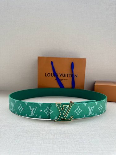 特 Lv Initiales 4.0宽双面腰带是 年春夏男装系列的配饰。Taga 皮革触感柔软，与另一面的Monogram 帆布碰撞色彩。同色 Lv 字母以抛光