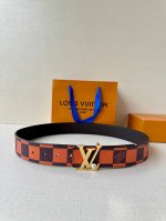 本款4.0宽 Lv Initiales 双面腰带出自 春夏男装秀场，为 Damier Po 帆布浸染潮流新色，翻转可见光滑素雅牛皮革。Lv 字母搭扣与崭新 Lo