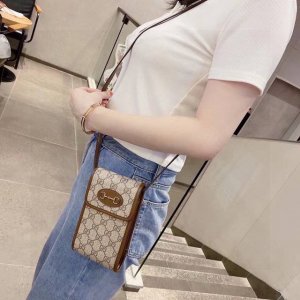 Gucci马衔扣通用手机包 生活出门不需要带现金的时代，这个包完全可以满足你日常使用 内含卡片槽位，翻盖设计，简单方便时尚大方， 今年夏天最火的包包，不二选择[