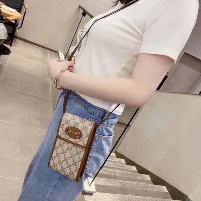 Gucci马衔扣通用手机包 生活出门不需要带现金的时代，这个包完全可以满足你日常使用 内含卡片槽位，翻盖设计，简单方便时尚大方， 今年夏天最火的包包，不二选择[