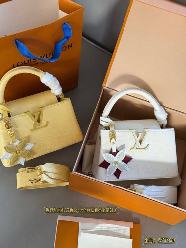 配盒 Size ：22*13Cm 小 28*17Cm 大 L家 Capucines手袋 全粒纹Taurillon牛皮裁制 感觉低调 但有奢华质感 ！！ 经典！经