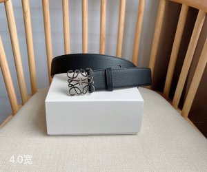 Loewe 罗意威专柜最新同款腰带 选用柔软粒面牛皮革和光滑牛皮革制成腰带 配有Loewe Anagram针扣 卓越的工艺 个性的造型 精美的材质 宽:4.0C