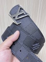 特 4.0Mm当季新款 一面一面帆布印格，一面小牛压花，搭配精品扣头做工精细，质量保证。