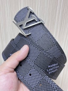 特 4.0Mm当季新款 一面一面帆布印格，一面小牛压花，搭配精品扣头做工精细，质量保证。