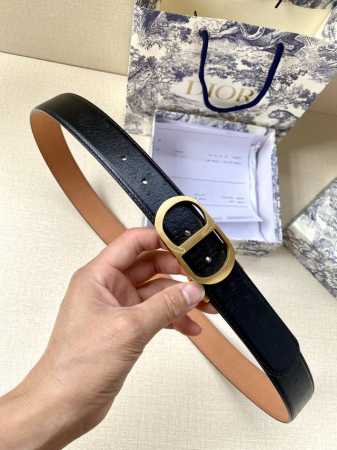 宽度3.5Cm Dior这款腰带扣采用“Cd”标志造型，以金属覆层黄铜精心打造。可与各式35毫米腰带搭配，提升格调，打造优雅精致的造型。 牛皮革双面腰带融合奢华 - 点击图像关闭