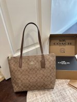 顶级原单 官网飞机盒包装 Coach 新品 Fiona Zip Tote 30 Coach 新品 Fiona 托特来了 这个尺寸的包包，感觉大小也是很合适 有自