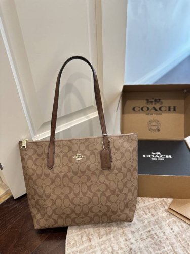 顶级原单 官网飞机盒包装 Coach 新品 Fiona Zip Tote 30 Coach 新品 Fiona 托特来了 这个尺寸的包包，感觉大小也是很合适 有自
