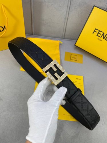 宽度4.0Cm Fendi 芬迪 此款回纹腰带搭配双f 镶钻钢扣相呼应 专柜新款不管是商务 休闲都能完美搭配 扣头金 白真空电镀。