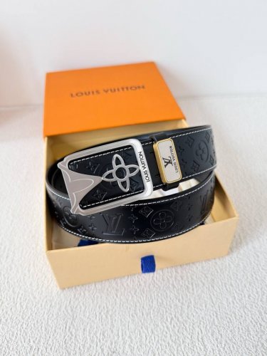 品名： Lv..路易..威登腰带皮带原单 型号：挂扣，经典纯钢材质挂扣，头层牛皮，图片实物拍摄 材料：头层牛皮，挂扣系列，纯钢材质扣头，钯镀电镀工艺永不掉色。经