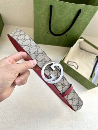 宽度3.8Cm Gucci 这一宽版腰带上的双G元素呼应古驰宠儿精选手袋，交织字母配件则为这一单品更添魅力。这款配饰现已成为Gucci的高辨识度单品，一面采用G