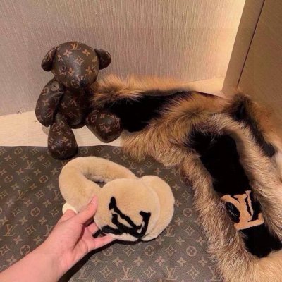 疯狂打Call值得拥有 人间白富美,网红明星同款 Lv滑雪耳罩，日常保暖出行必备 滑雪日常凹造型简直太赞了 保暖打气物件 高颜值 自留黑白灰三色 可以戴一辈子不