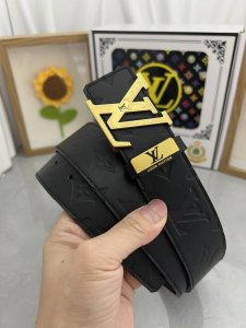品名 Lv..路易..威登原单 材质 原单牛皮腰带 百分百头层牛皮腰带保证真皮 24K纯钢扣 专柜原单品质 做工精细 时尚大牌 送人自用首选 包装 请认准如图专