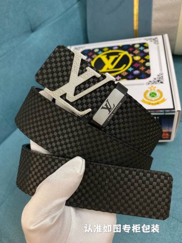 男士腰带：Lv 路易斯登 原单 男士皮带：百分百头层牛皮，保证真皮。24K纯钢扣双面可用专柜同等质量， 送人自用首选 包装： 请认准如图专柜包装，赠送打孔器，银