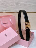 缪缪miumiu 古金扣宽度：3Cm这款皮革腰带是提升别致造型品味的理想之选。醒目的标志性徽标装点搭扣，营造精致撞色与纹理金属徽标搭扣搭扣饰醒目徽标