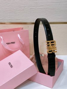 缪缪miumiu 古金扣宽度：3Cm这款皮革腰带是提升别致造型品味的理想之选。醒目的标志性徽标装点搭扣，营造精致撞色与纹理金属徽标搭扣搭扣饰醒目徽标