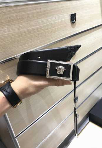 配送专柜包装 打孔针 批专柜同款、实拍专柜官网，尺寸:35 Mm，立体 美人头，极富设计美感 ，双面采用进口原版小牛皮，清晰美观，皮质软，手感舒适，档次高。高清