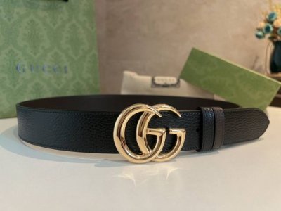 中国新年Gucci男士宠儿精选40Mm腰带，双G带扣旋转设计使用灵活，牛皮手感细腻轻触亲肤，无论设计到做工，倾力打造。