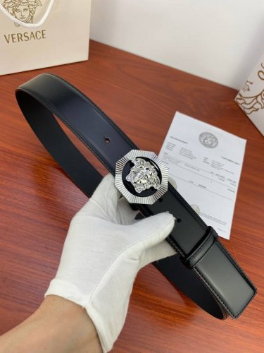 宽度4.0Cm Versace范思哲光亮开边珠平纹带身双面头层 此款腰带配有醒目的美杜莎头像搭扣，可为任何造型增添几分立体雅致效果。